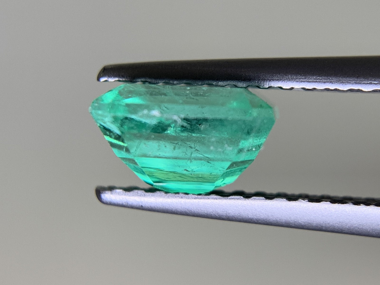 エメラルド  1.41ct  GIA宝石鑑別書付き  Colombia 7.00㎜×6.34㎜×4.38㎜  ルース（ 裸石 ）   1965Y