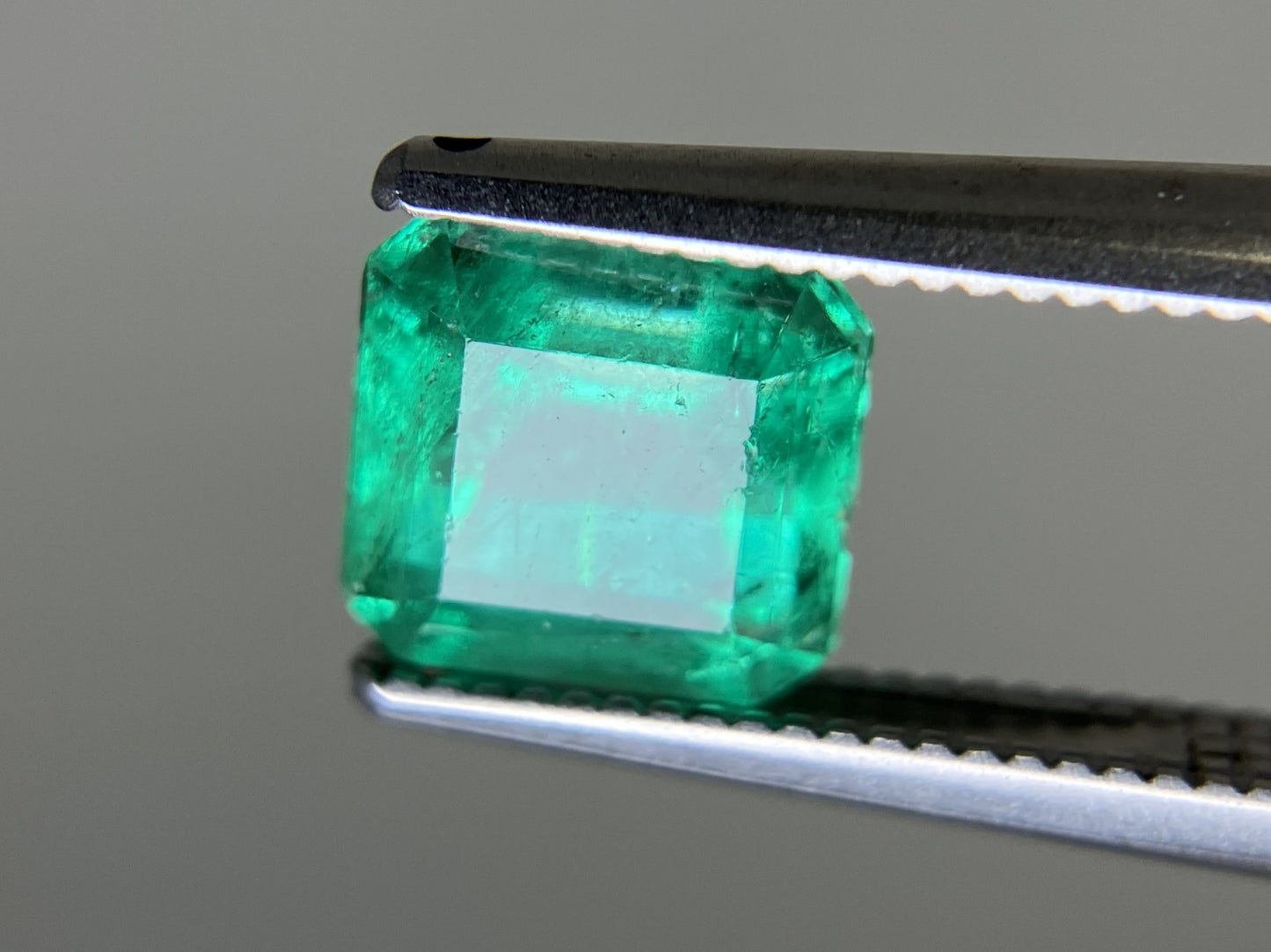 エメラルド  天然  1.617ct  中央宝石ソーティング付き  6.89㎜×6.52㎜×5.43㎜   天然 ルース（ 裸石 ） 5594YY