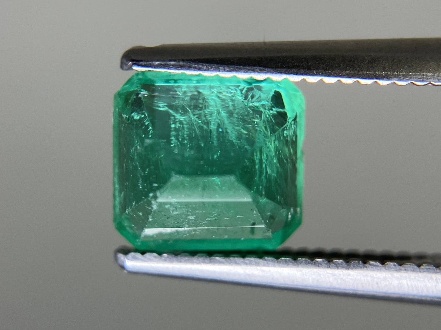 エメラルド  天然  1.617ct  中央宝石ソーティング付き  6.89㎜×6.52㎜×5.43㎜   天然 ルース（ 裸石 ） 5594YY