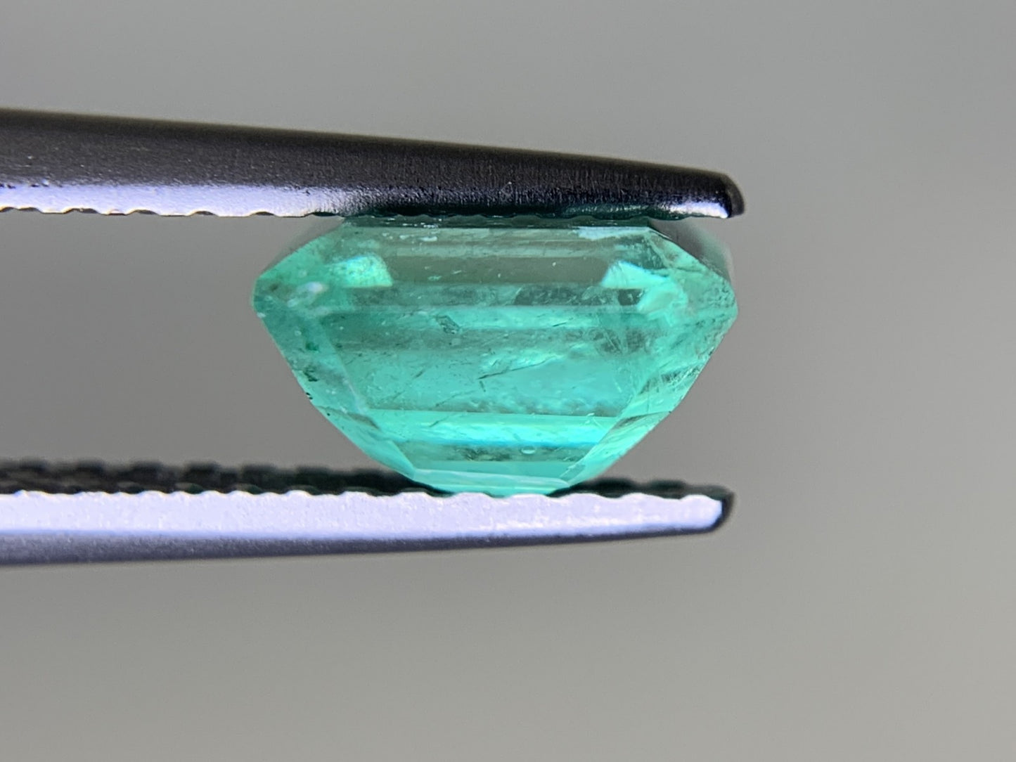 エメラルド  1.41ct  GIA宝石鑑別書付き  Colombia 7.00㎜×6.34㎜×4.38㎜  ルース（ 裸石 ）   1965Y