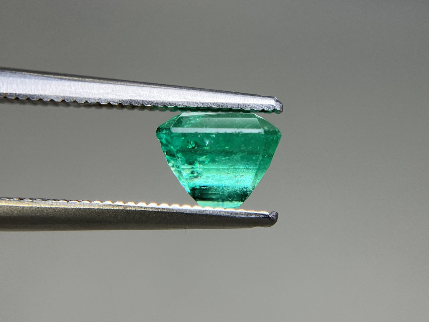 エメラルド  天然  1.617ct  中央宝石ソーティング付き  6.89㎜×6.52㎜×5.43㎜   天然 ルース（ 裸石 ） 5594YY