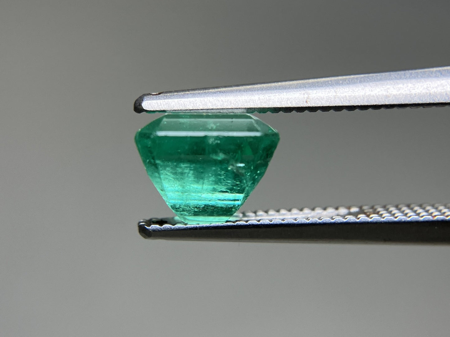 エメラルド  天然  1.617ct  中央宝石ソーティング付き  6.89㎜×6.52㎜×5.43㎜   天然 ルース（ 裸石 ） 5594YY