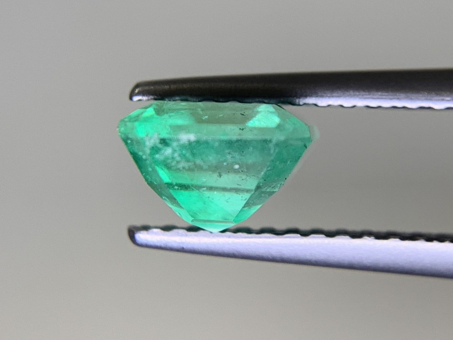 エメラルド  1.41ct  GIA宝石鑑別書付き  Colombia 7.00㎜×6.34㎜×4.38㎜  ルース（ 裸石 ）   1965Y