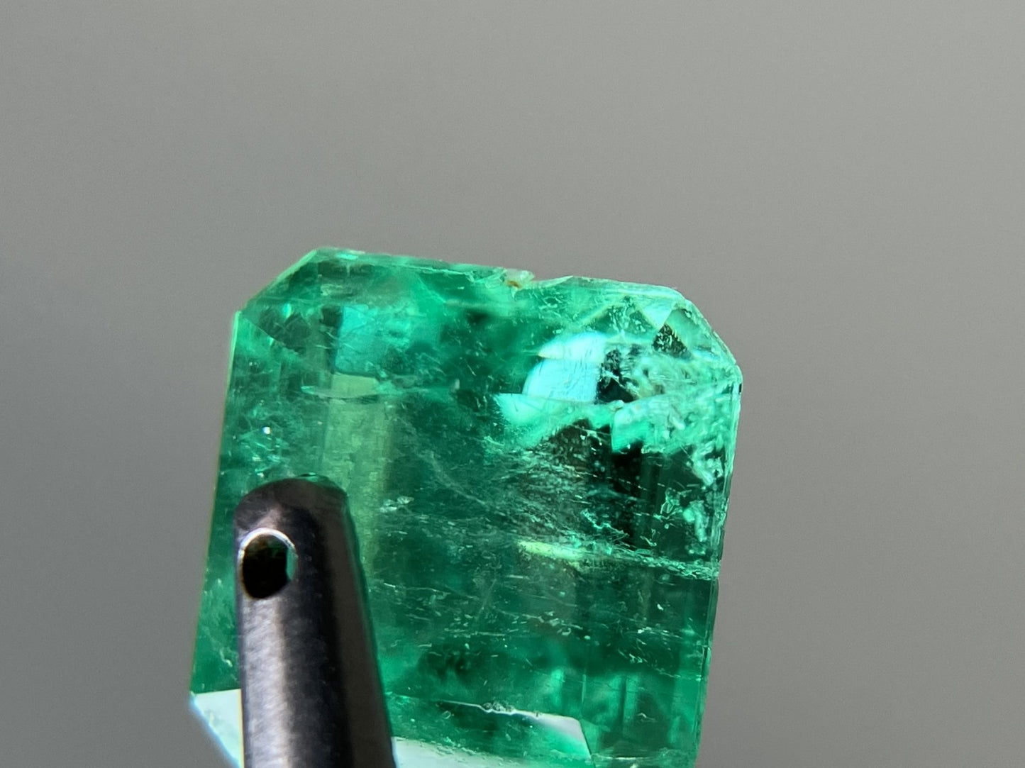 エメラルド  天然  1.617ct  中央宝石ソーティング付き  6.89㎜×6.52㎜×5.43㎜   天然 ルース（ 裸石 ） 5594YY