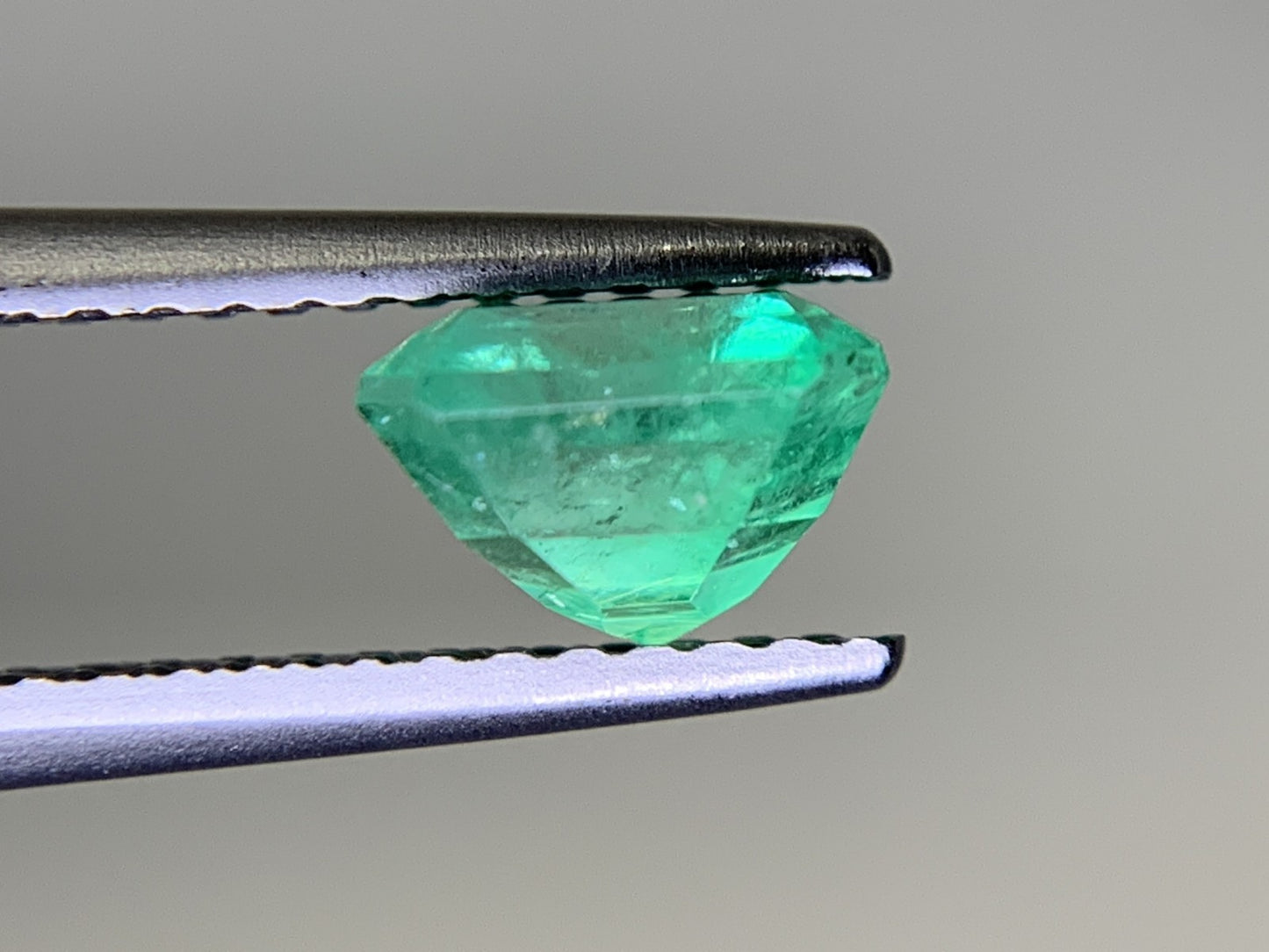 エメラルド  1.41ct  GIA宝石鑑別書付き  Colombia 7.00㎜×6.34㎜×4.38㎜  ルース（ 裸石 ）   1965Y
