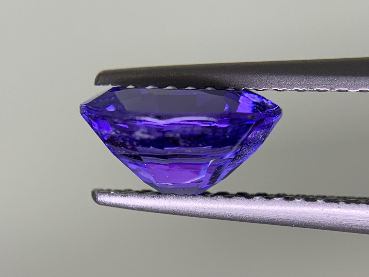タンザナイト 2.108ct 宝石ソーティング付き  8.8㎜×7.2㎜×4.7㎜  ルース（ 裸石 ） 3208Y