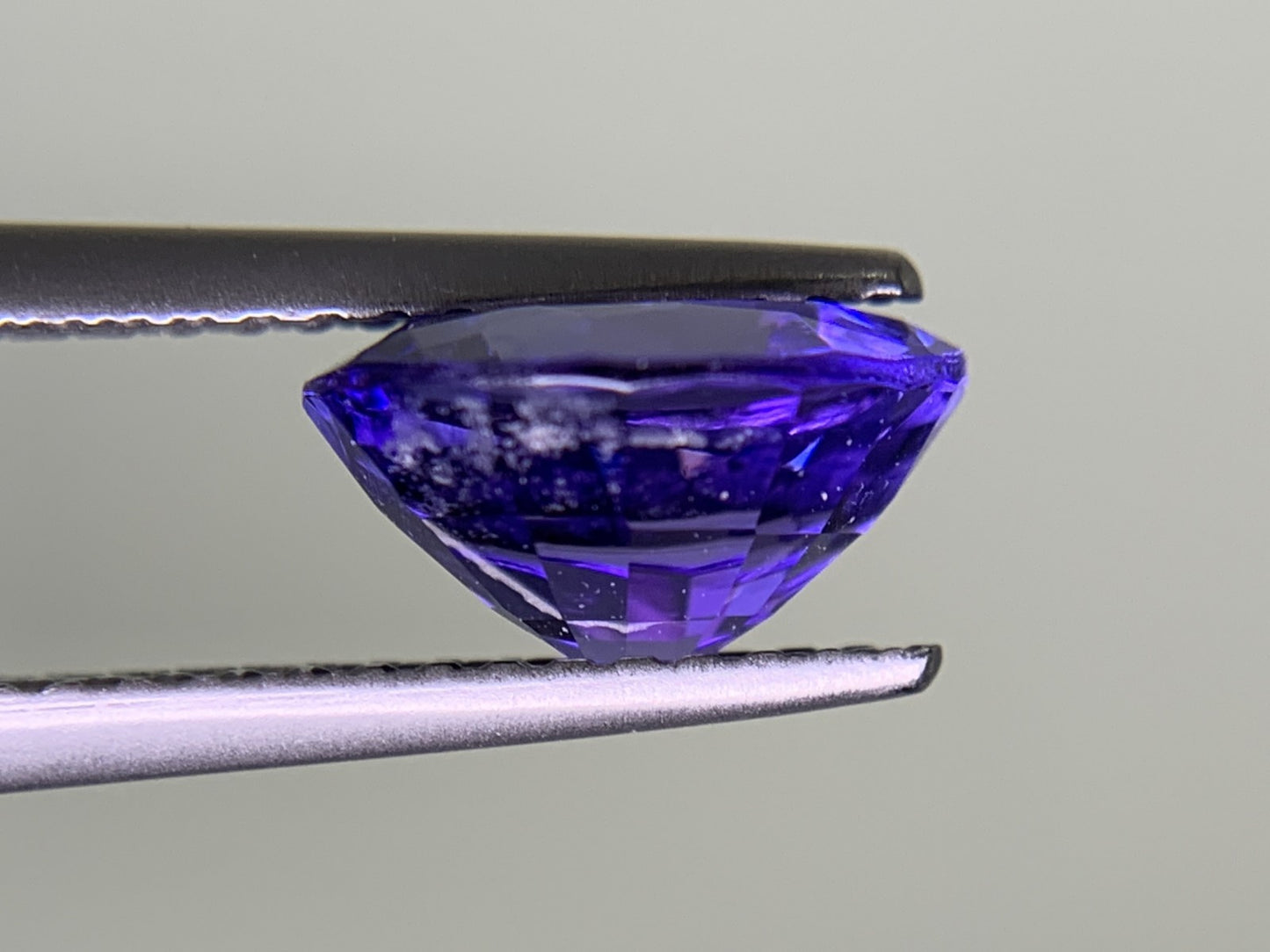 タンザナイト 2.108ct 宝石ソーティング付き  8.8㎜×7.2㎜×4.7㎜  ルース（ 裸石 ） 3208Y