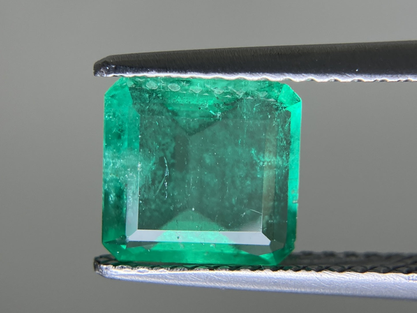 エメラルド 1.342ct 中央宝石ソーティング付き 7.60㎜×7.27㎜×3.20㎜ ルース（ 裸石 ） 3561YY