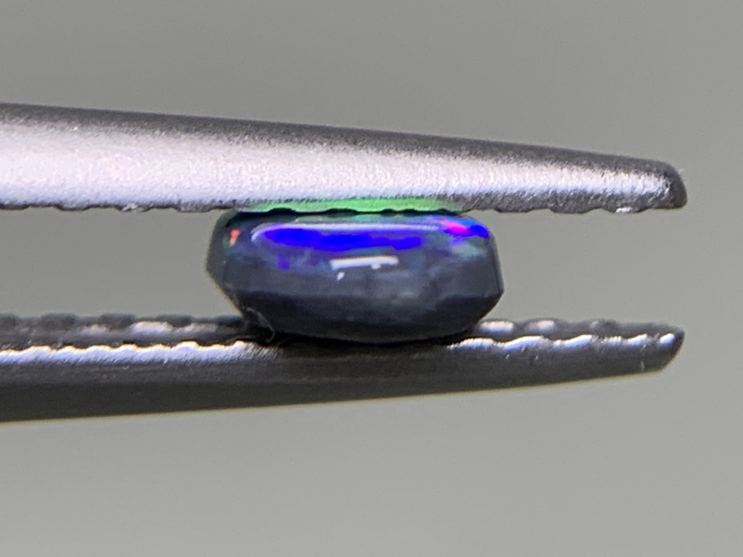ブラックオパール 天然 0.287ct カン有り 宝石ソーティング付き 5.7㎜×4.3㎜×1.7㎜ ルース（ 裸石 ） 6126Y