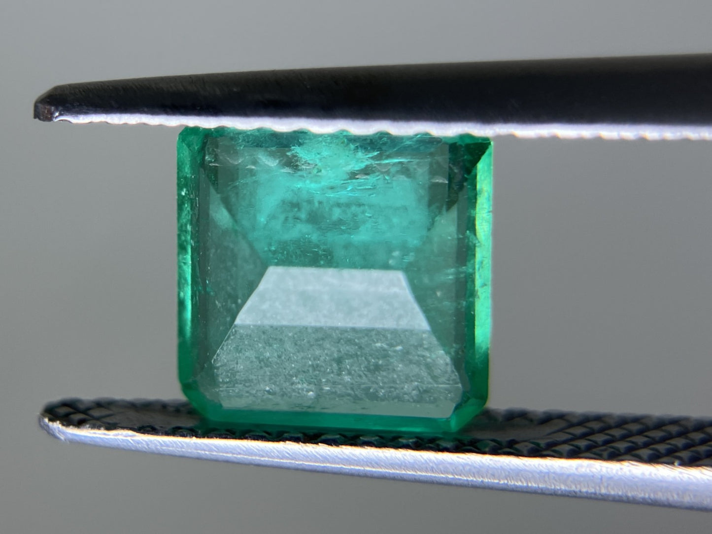エメラルド 1.342ct 中央宝石ソーティング付き 7.60㎜×7.27㎜×3.20㎜ ルース（ 裸石 ） 3561YY