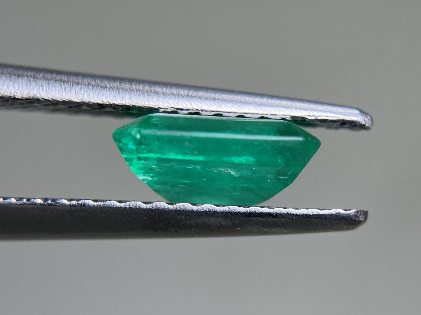 エメラルド 1.342ct 中央宝石ソーティング付き 7.60㎜×7.27㎜×3.20㎜ ルース（ 裸石 ） 3561YY