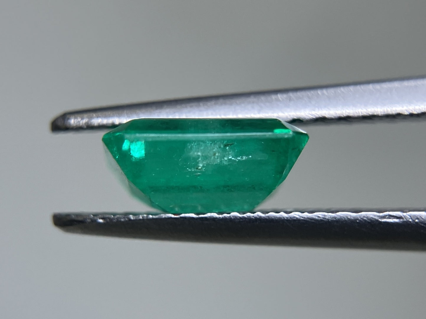 エメラルド 1.342ct 中央宝石ソーティング付き 7.60㎜×7.27㎜×3.20㎜ ルース（ 裸石 ） 3561YY