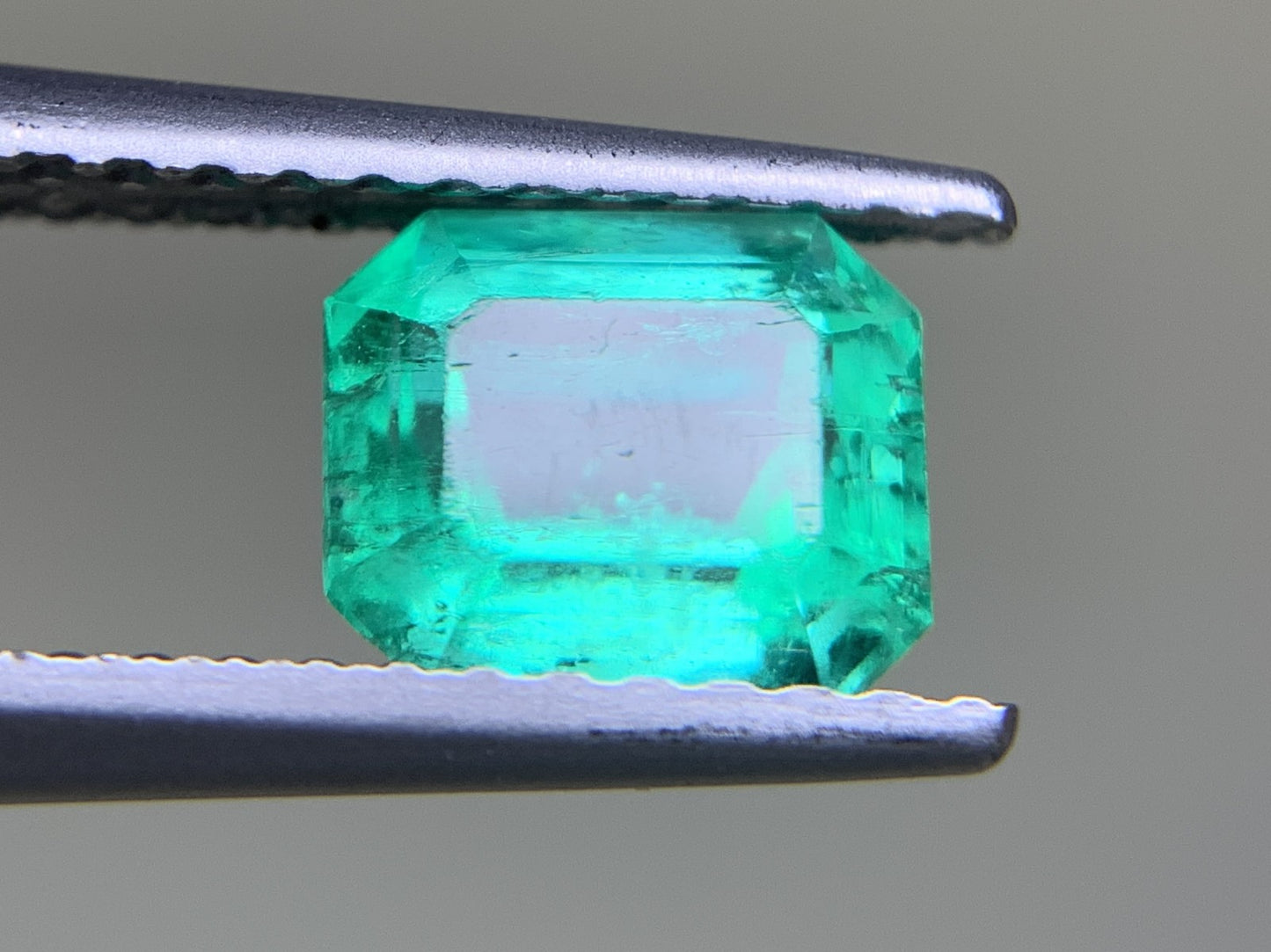 エメラルド  1.07ct  GIA宝石鑑別書付き  Colombia 6.60㎜×5.70㎜×4.16㎜  ルース（ 裸石 ）   2086Y
