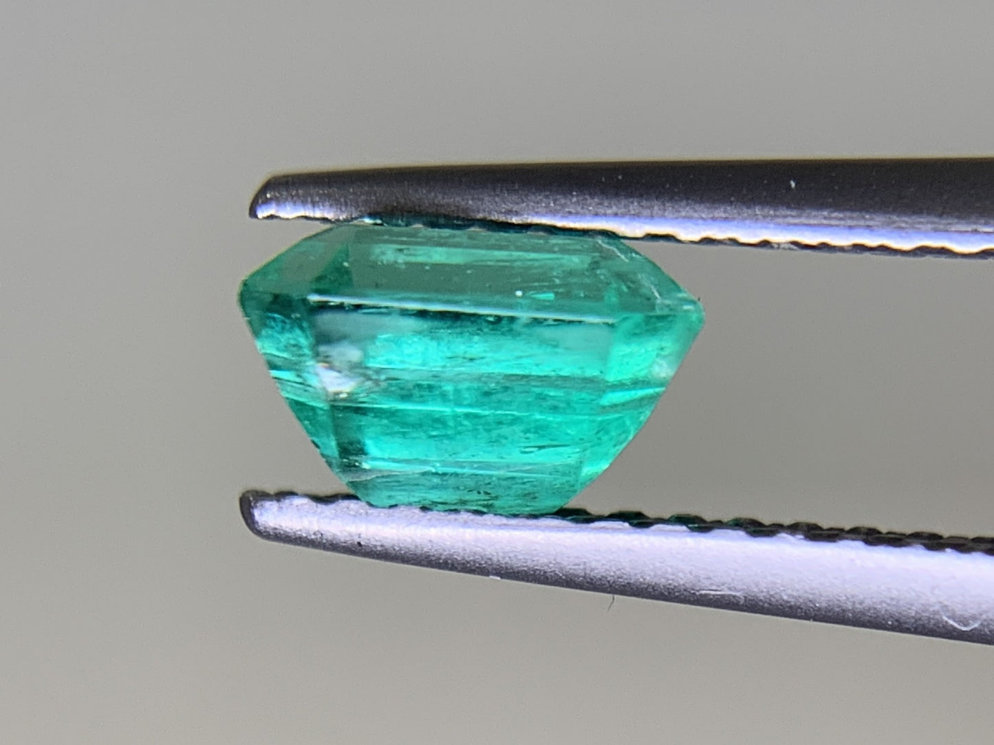 エメラルド  1.07ct  GIA宝石鑑別書付き  Colombia 6.60㎜×5.70㎜×4.16㎜  ルース（ 裸石 ）   2086Y