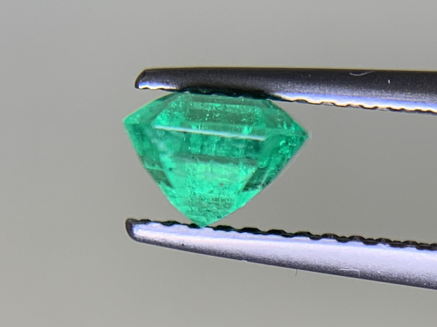 エメラルド  1.07ct  GIA宝石鑑別書付き  Colombia 6.60㎜×5.70㎜×4.16㎜  ルース（ 裸石 ）   2086Y
