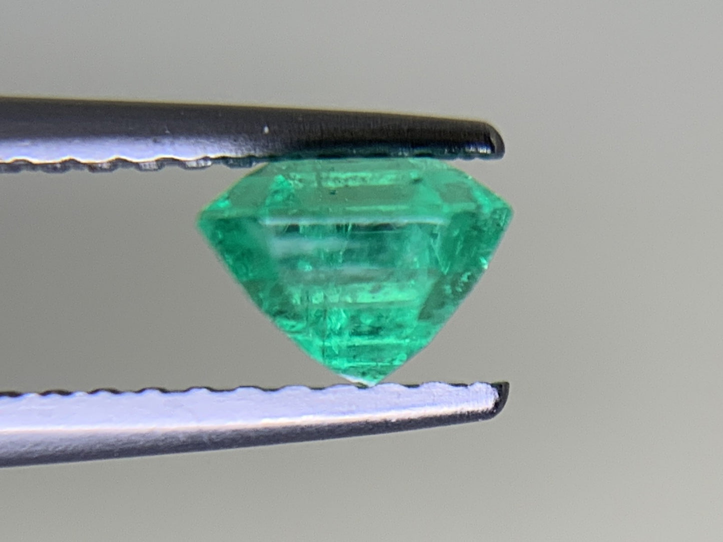 エメラルド  1.07ct  GIA宝石鑑別書付き  Colombia 6.60㎜×5.70㎜×4.16㎜  ルース（ 裸石 ）   2086Y