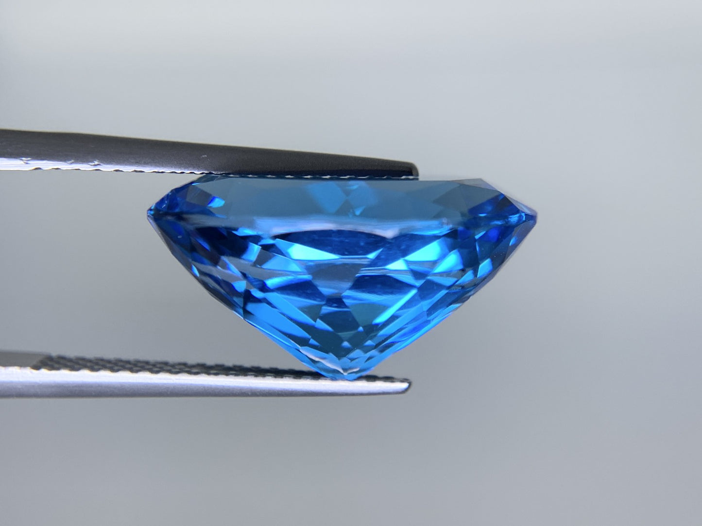 ブルートパーズ 天然 15.977ct 宝石ソーティング付き 17.8㎜×12.9㎜×9.6㎜ ルース（ 裸石 ） 8331Y