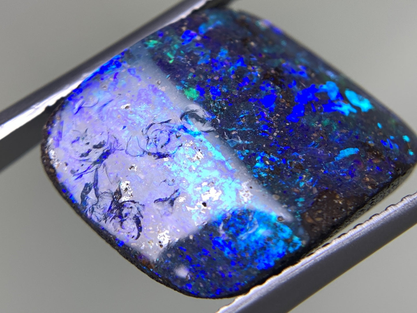 ボルダーオパール 8.803ct  宝石ソーティング付き  15.0㎜×12.9㎜×4.9㎜  天然 ルース（ 裸石 ） 4671Y