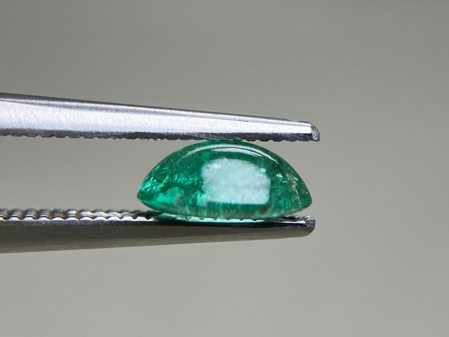 エメラルド  天然  1.083ct  中央宝石ソーティング付き 7.9㎜×5.8㎜×3.4㎜   天然 ルース（ 裸石 ） 5844YY