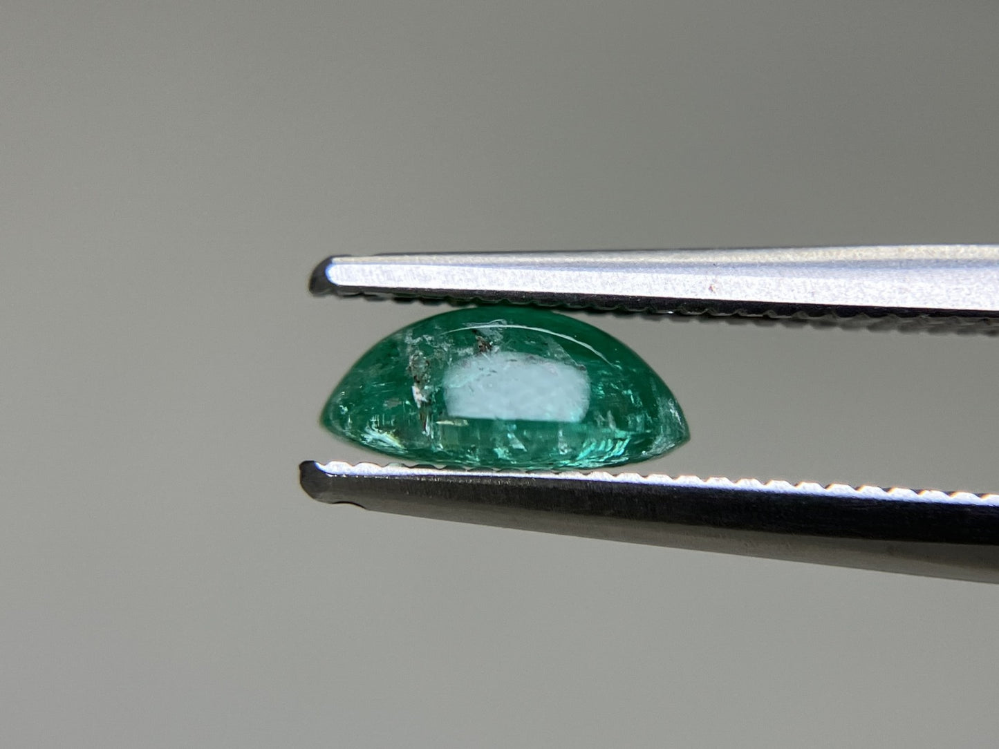 エメラルド  天然  1.083ct  中央宝石ソーティング付き 7.9㎜×5.8㎜×3.4㎜   天然 ルース（ 裸石 ） 5844YY
