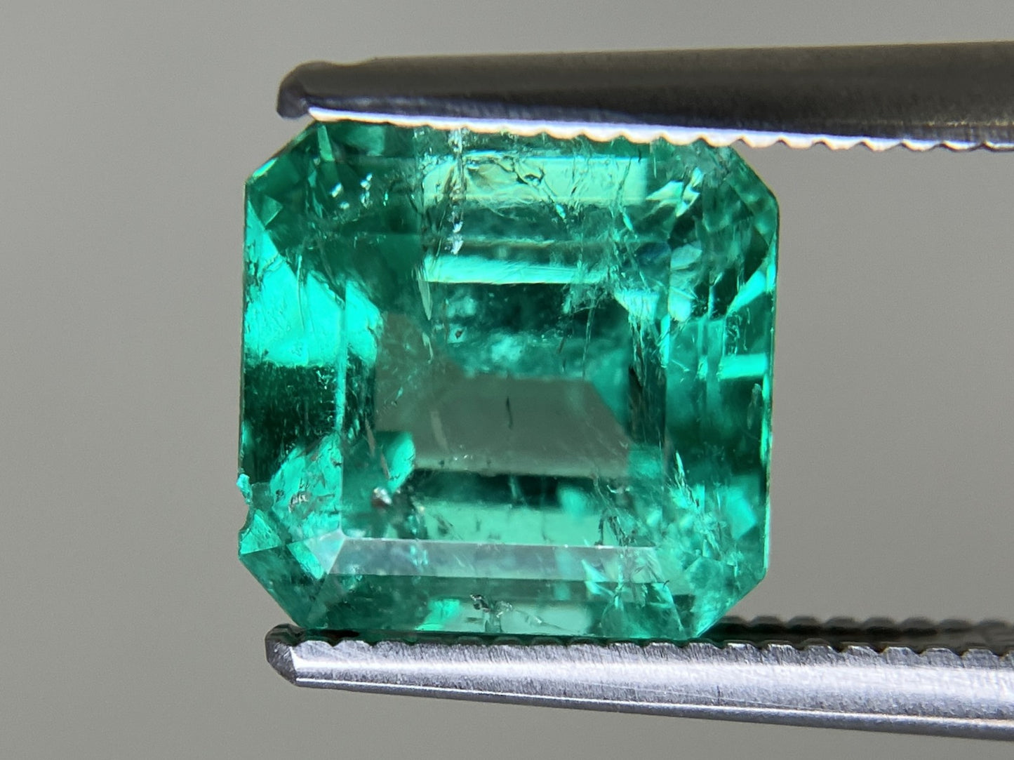 エメラルド  天然  2.972ct  中央宝石ソーティング付き 8.43㎜×8.18㎜×6.04㎜   天然 ルース（ 裸石 ） 5648YY