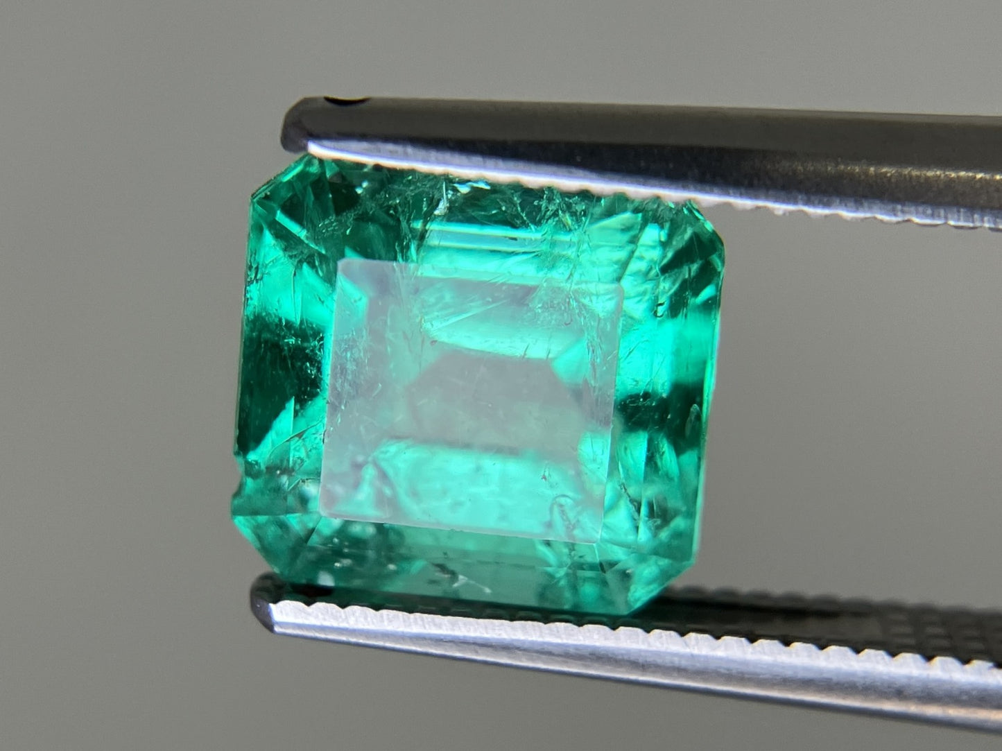 エメラルド  天然  2.972ct  中央宝石ソーティング付き 8.43㎜×8.18㎜×6.04㎜   天然 ルース（ 裸石 ） 5648YY