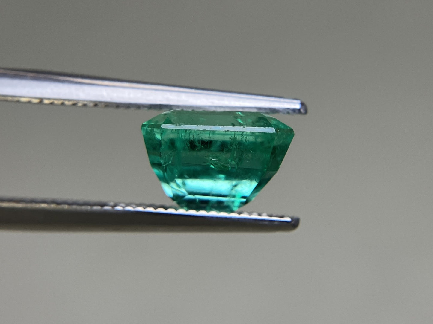 エメラルド  天然  2.972ct  中央宝石ソーティング付き 8.43㎜×8.18㎜×6.04㎜   天然 ルース（ 裸石 ） 5648YY