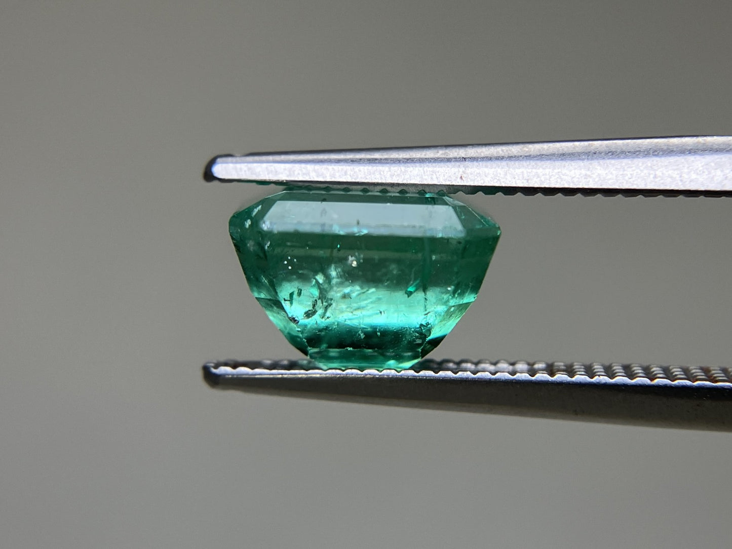 エメラルド  天然  2.972ct  中央宝石ソーティング付き 8.43㎜×8.18㎜×6.04㎜   天然 ルース（ 裸石 ） 5648YY