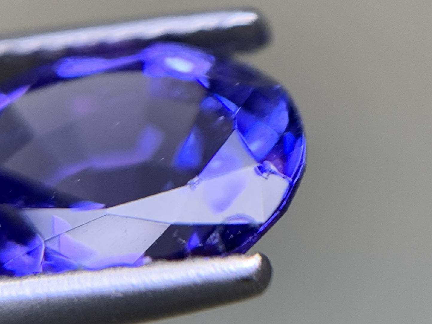 タンザナイト 2.108ct 宝石ソーティング付き  8.8㎜×7.2㎜×4.7㎜  ルース（ 裸石 ） 3208Y