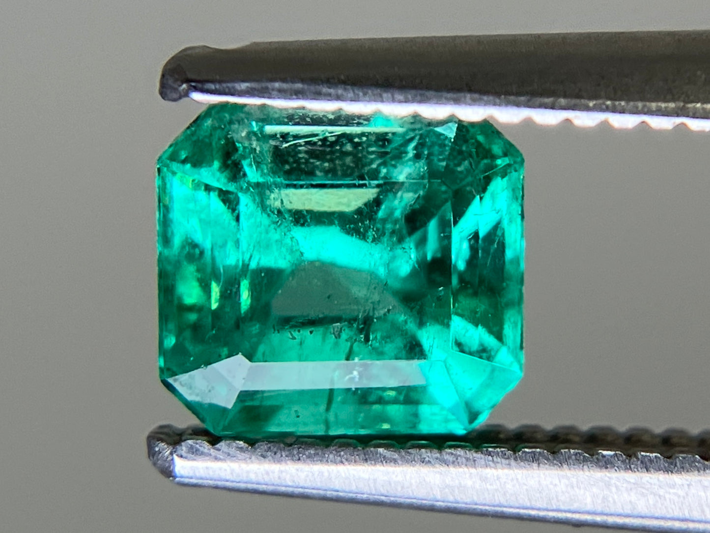 エメラルド  天然  0.839ct  中央宝石ソーティング付き 5.96㎜×5.47㎜×4.13㎜   天然 ルース（ 裸石 ） 5617YY
