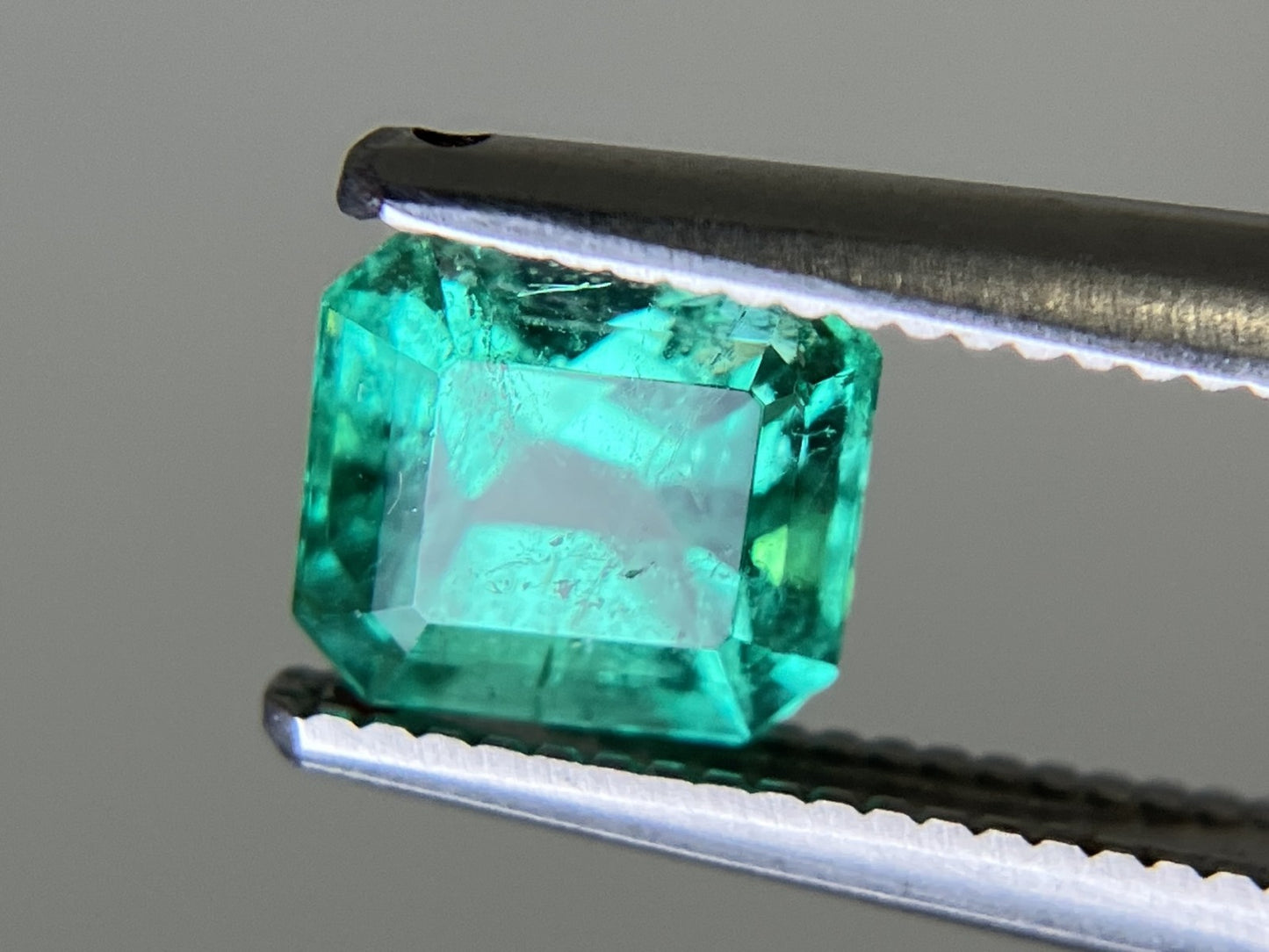 エメラルド  天然  0.839ct  中央宝石ソーティング付き 5.96㎜×5.47㎜×4.13㎜   天然 ルース（ 裸石 ） 5617YY