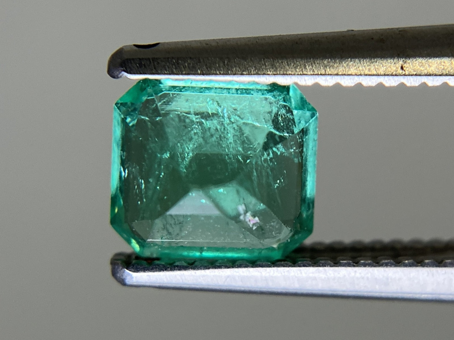 エメラルド  天然  0.839ct  中央宝石ソーティング付き 5.96㎜×5.47㎜×4.13㎜   天然 ルース（ 裸石 ） 5617YY