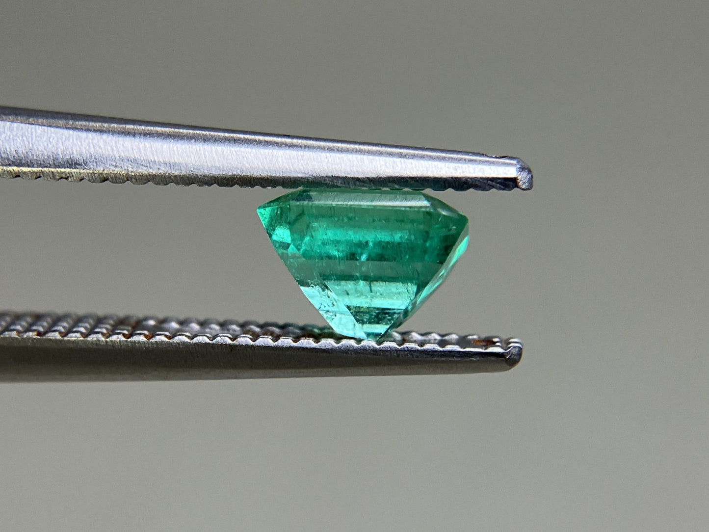エメラルド  天然  0.839ct  中央宝石ソーティング付き 5.96㎜×5.47㎜×4.13㎜   天然 ルース（ 裸石 ） 5617YY