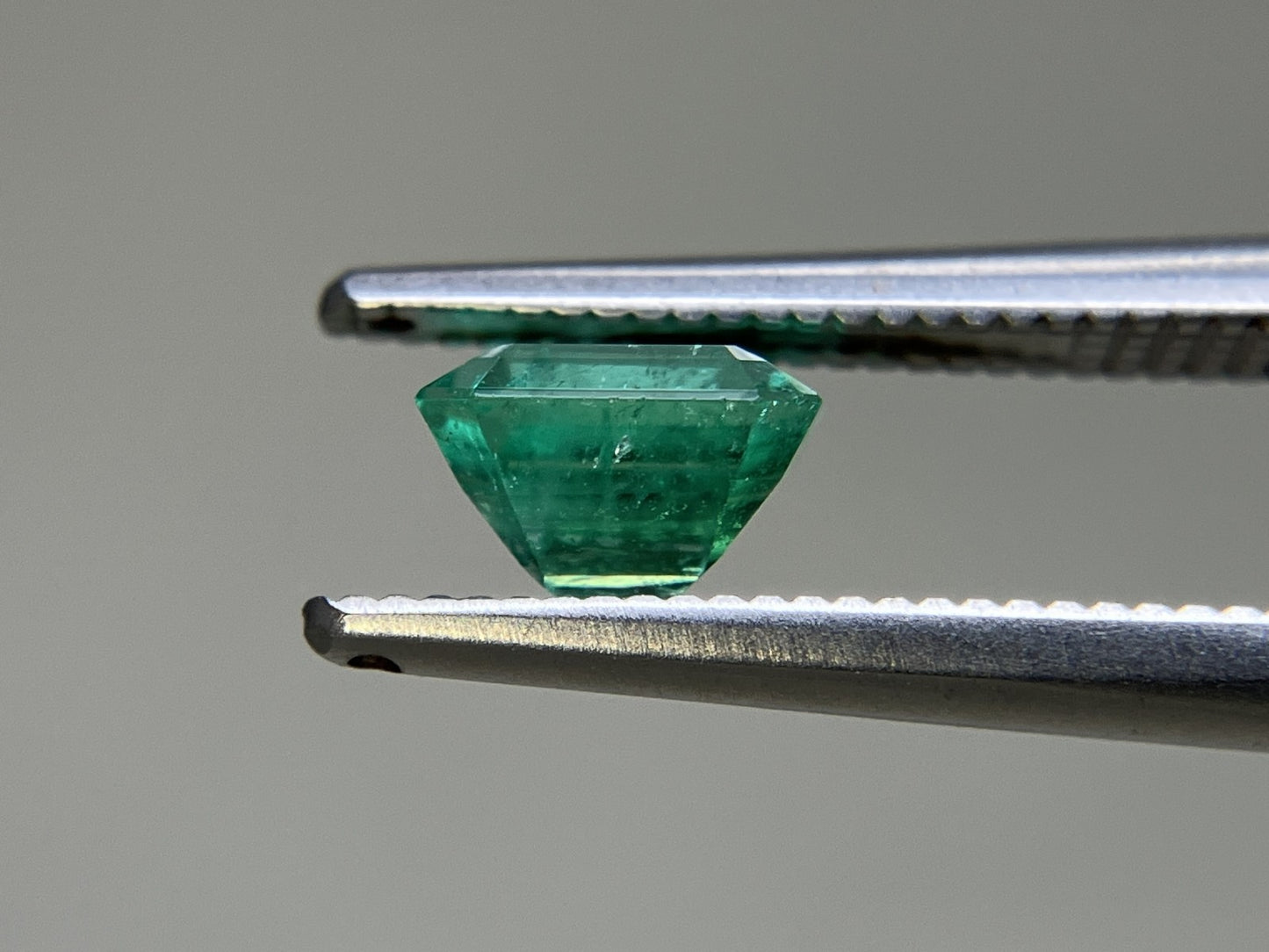 エメラルド  天然  0.839ct  中央宝石ソーティング付き 5.96㎜×5.47㎜×4.13㎜   天然 ルース（ 裸石 ） 5617YY