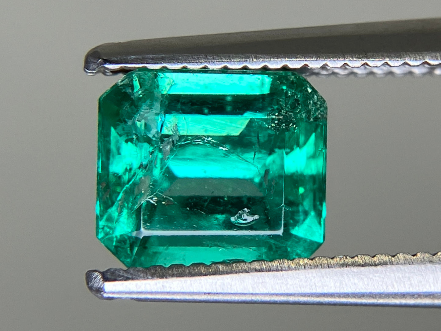 エメラルド  天然  1.134ct  中央宝石ソーティング付き 6.86㎜×5.98㎜×4,14㎜   天然 ルース（ 裸石 ） 5667YY