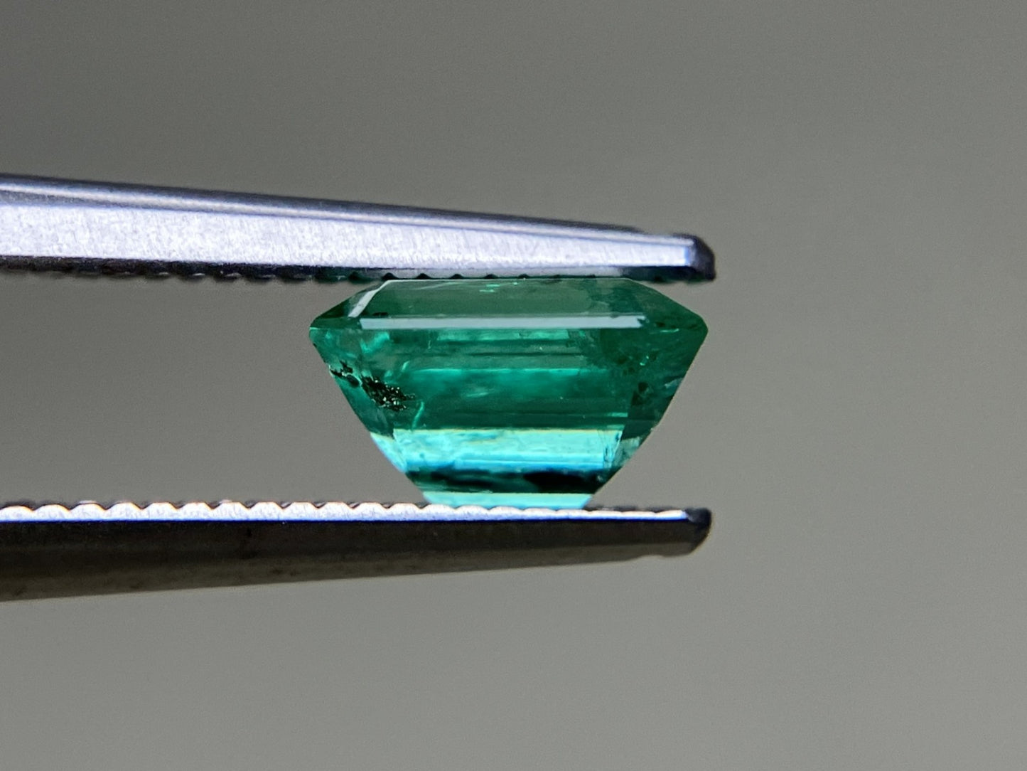 エメラルド  天然  1.134ct  中央宝石ソーティング付き 6.86㎜×5.98㎜×4,14㎜   天然 ルース（ 裸石 ） 5667YY