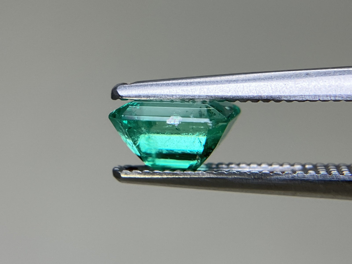 エメラルド  天然  1.134ct  中央宝石ソーティング付き 6.86㎜×5.98㎜×4,14㎜   天然 ルース（ 裸石 ） 5667YY