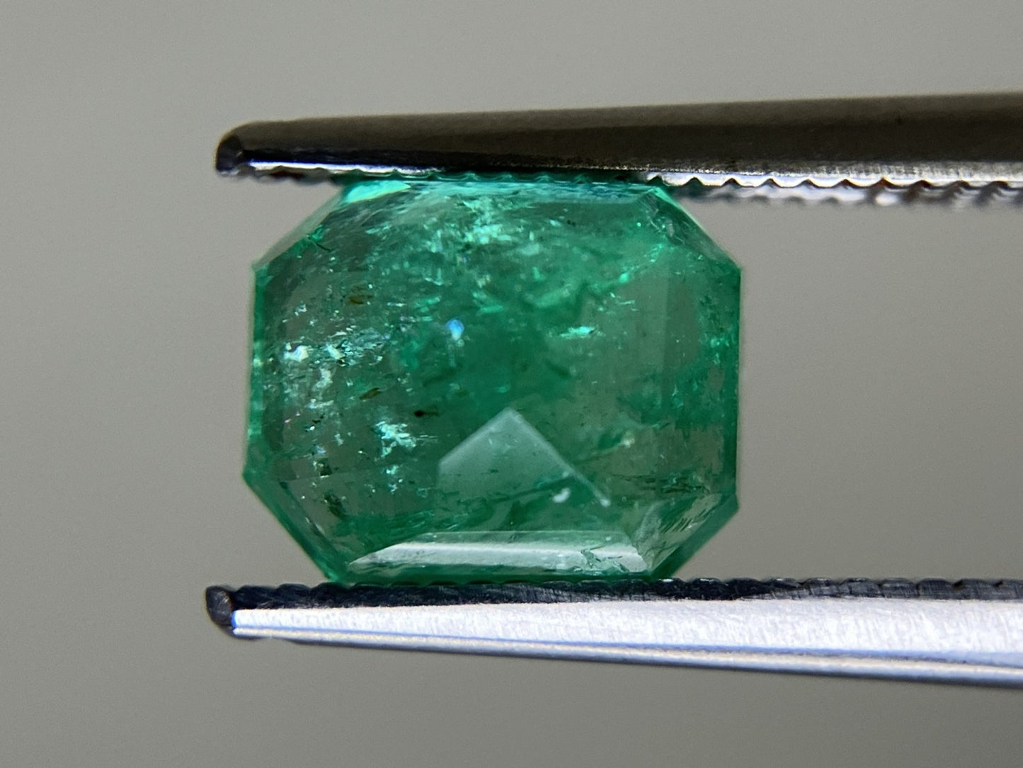エメラルド  天然  2.378ct  中央宝石ソーティング付き 8.16㎜×6.59㎜×5.83㎜   天然 ルース（ 裸石 ） 5624YY