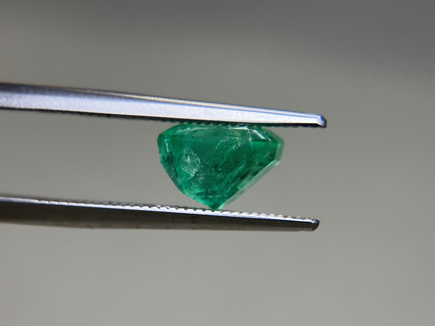 エメラルド  天然  2.378ct  中央宝石ソーティング付き 8.16㎜×6.59㎜×5.83㎜   天然 ルース（ 裸石 ） 5624YY