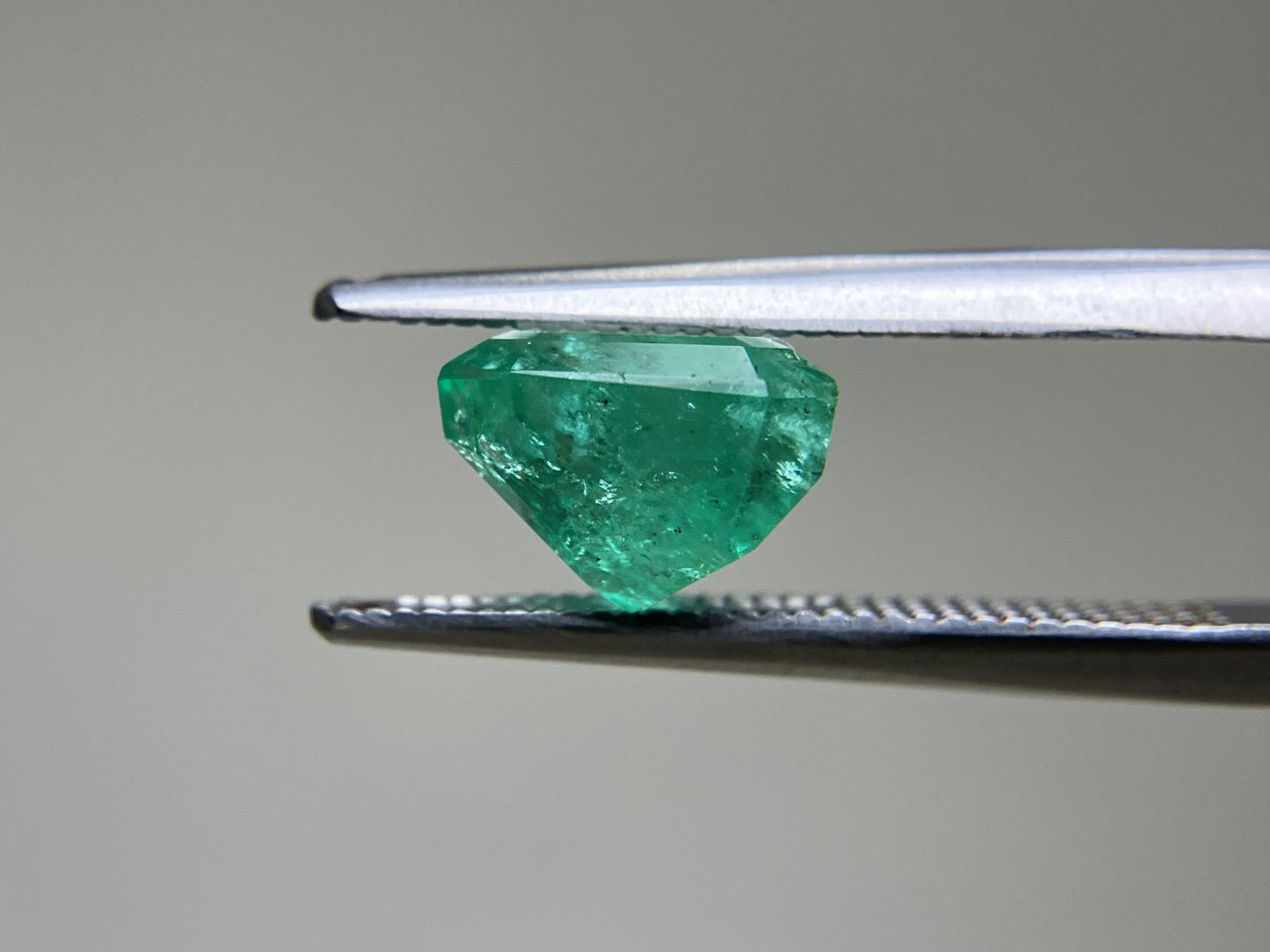 エメラルド  天然  2.378ct  中央宝石ソーティング付き 8.16㎜×6.59㎜×5.83㎜   天然 ルース（ 裸石 ） 5624YY