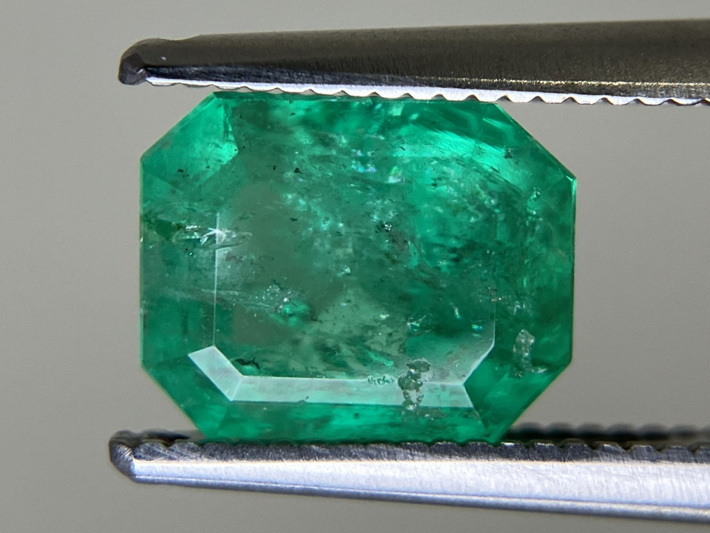 エメラルド  天然  2.378ct  中央宝石ソーティング付き 8.16㎜×6.59㎜×5.83㎜   天然 ルース（ 裸石 ） 5624YY
