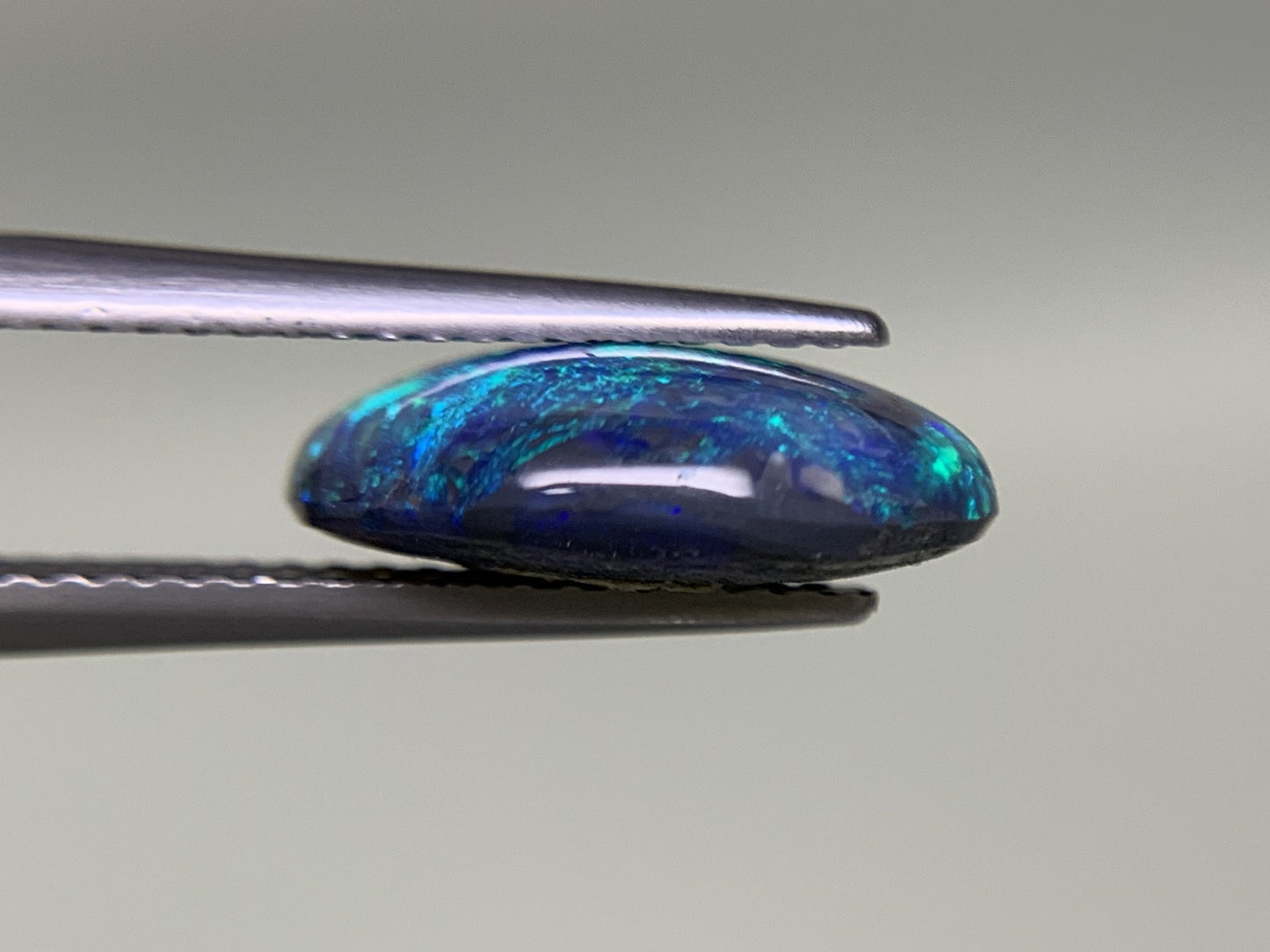 ブラックオパール 2.955ct 宝石ソーティング付き  12.7㎜×9.5㎜×4.4㎜  ルース（ 裸石 ） 3214Y