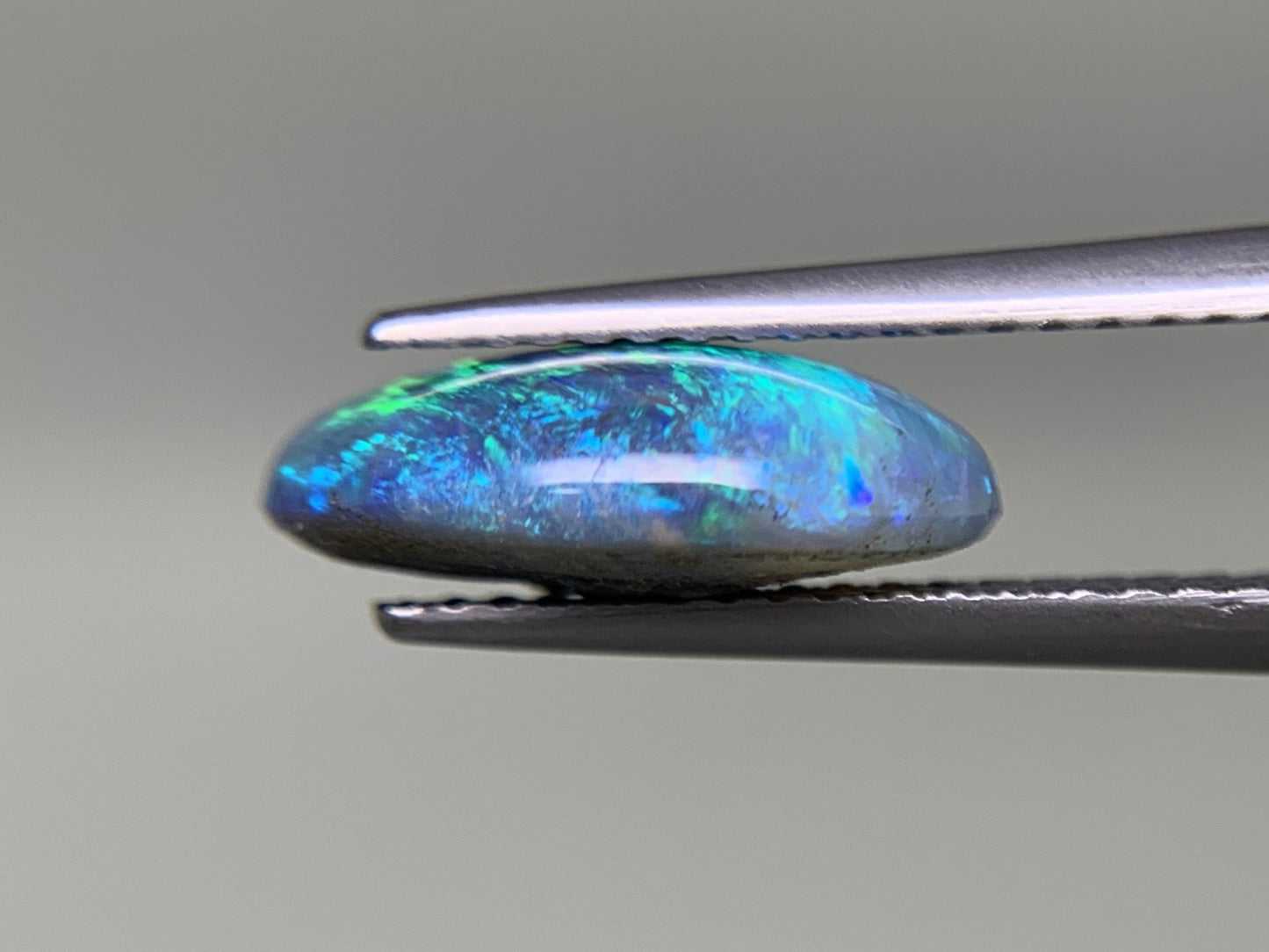 ブラックオパール 2.955ct 宝石ソーティング付き  12.7㎜×9.5㎜×4.4㎜  ルース（ 裸石 ） 3214Y