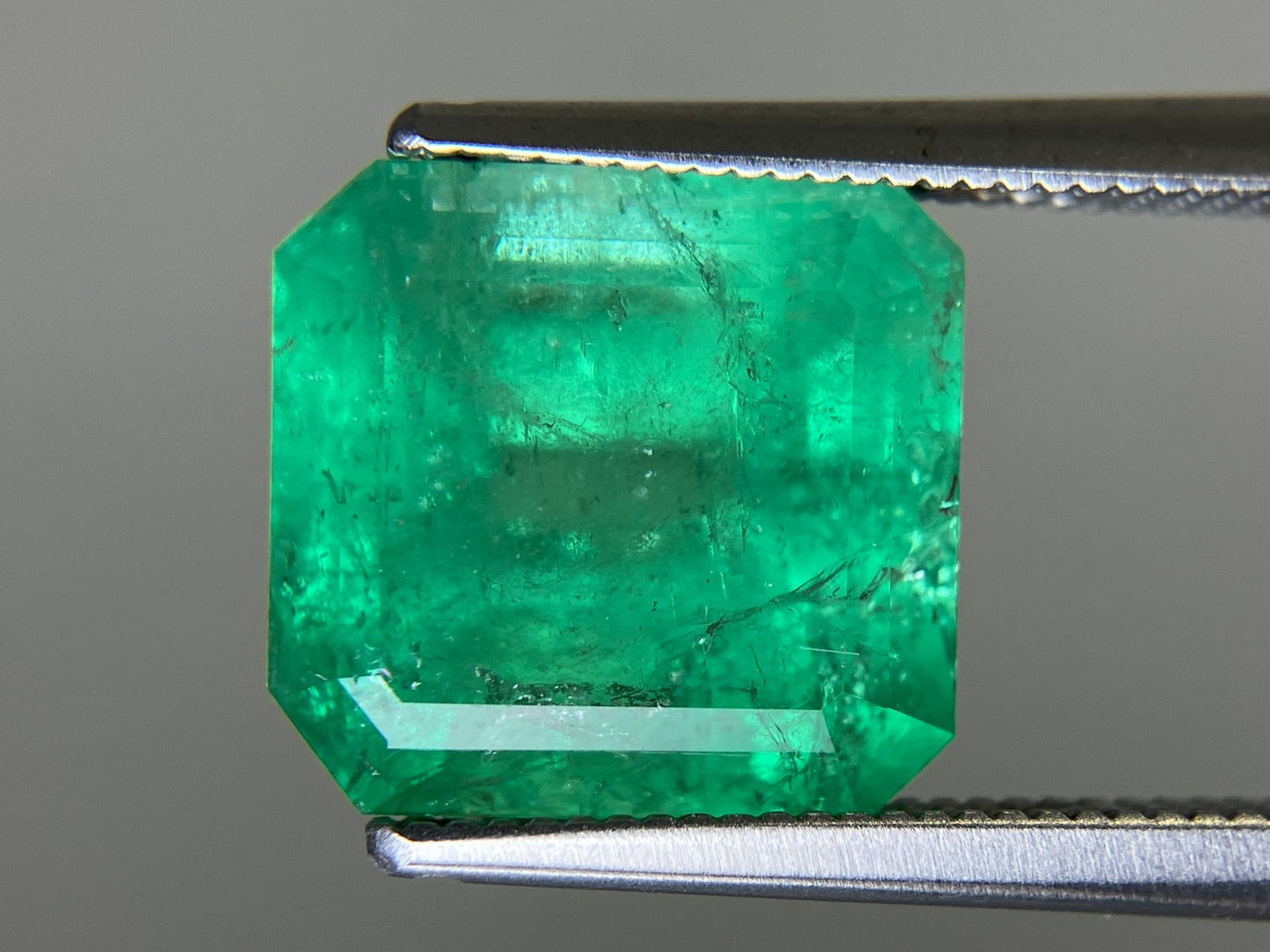 エメラルド  天然  5.930ct  中央宝石鑑別書付き コロンビア産 10.85㎜×10.35㎜×7.72㎜   天然 ルース（ 裸石 ） 5606YY