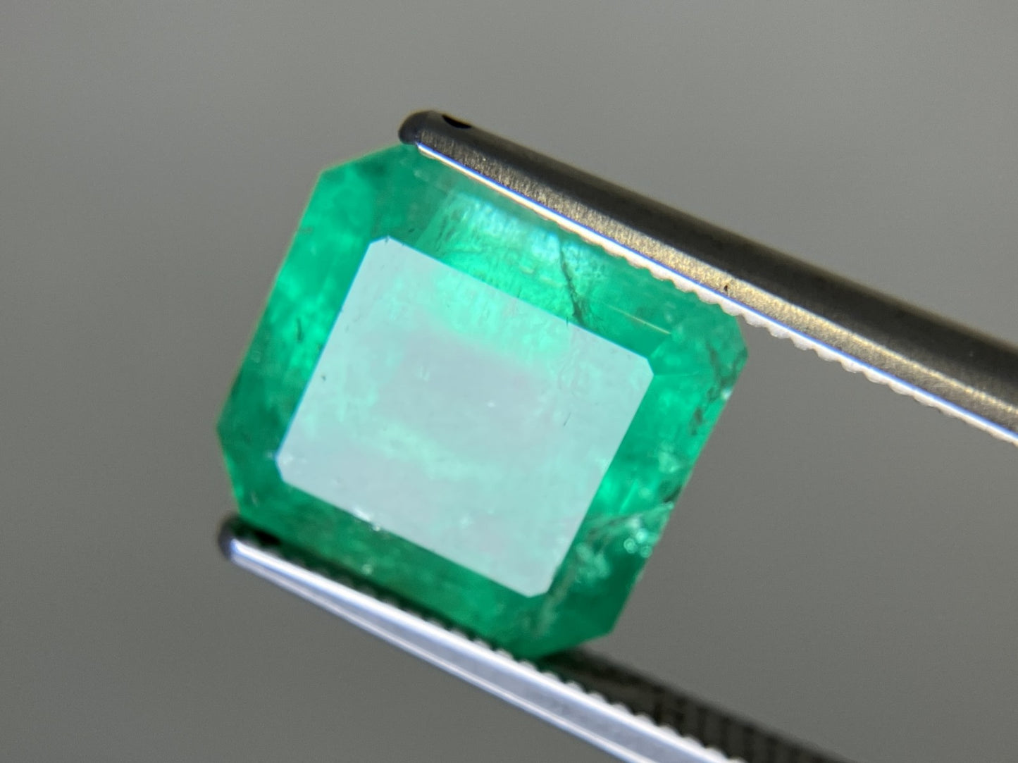 エメラルド  天然  5.930ct  中央宝石鑑別書付き コロンビア産 10.85㎜×10.35㎜×7.72㎜   天然 ルース（ 裸石 ） 5606YY