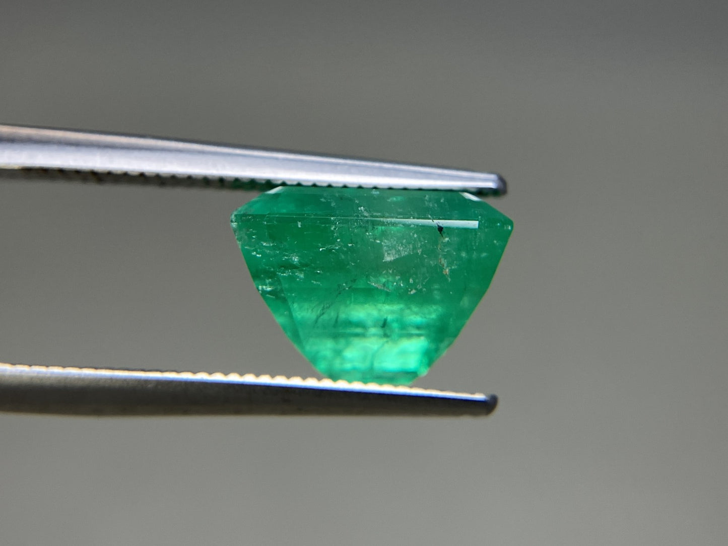 エメラルド  天然  5.930ct  中央宝石鑑別書付き コロンビア産 10.85㎜×10.35㎜×7.72㎜   天然 ルース（ 裸石 ） 5606YY