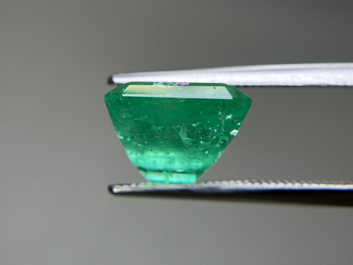 エメラルド  天然  5.930ct  中央宝石鑑別書付き コロンビア産 10.85㎜×10.35㎜×7.72㎜   天然 ルース（ 裸石 ） 5606YY