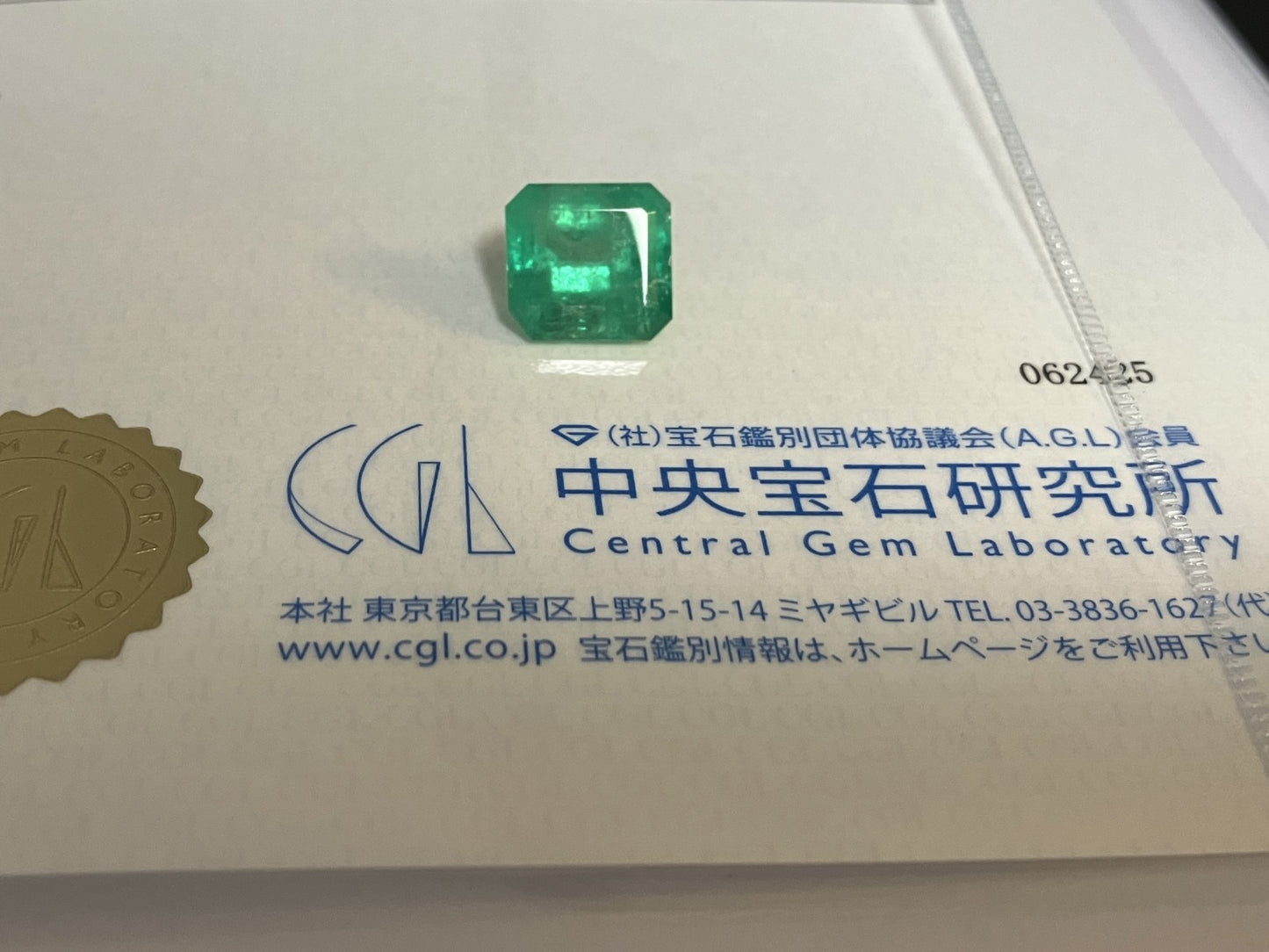 エメラルド  天然  5.930ct  中央宝石鑑別書付き コロンビア産 10.85㎜×10.35㎜×7.72㎜   天然 ルース（ 裸石 ） 5606YY