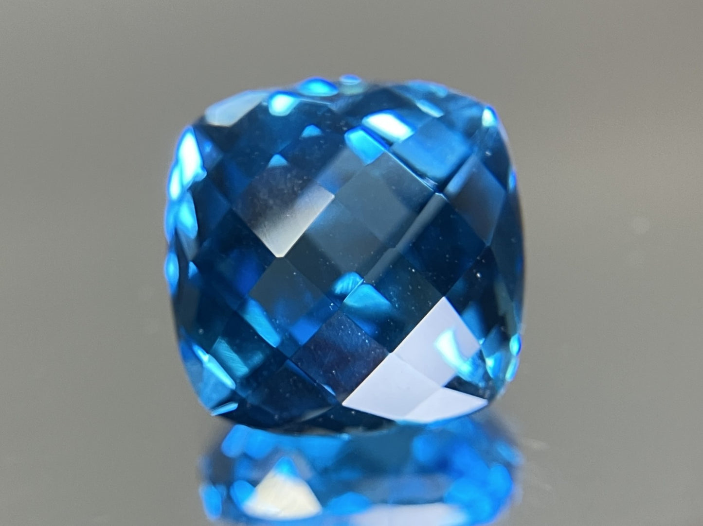 ロンドンブルートパーズ  天然  11.017ct  宝石鑑別書付き 12.26㎜×12.19㎜×8.87㎜   天然 ルース（ 裸石 ） 5724YY