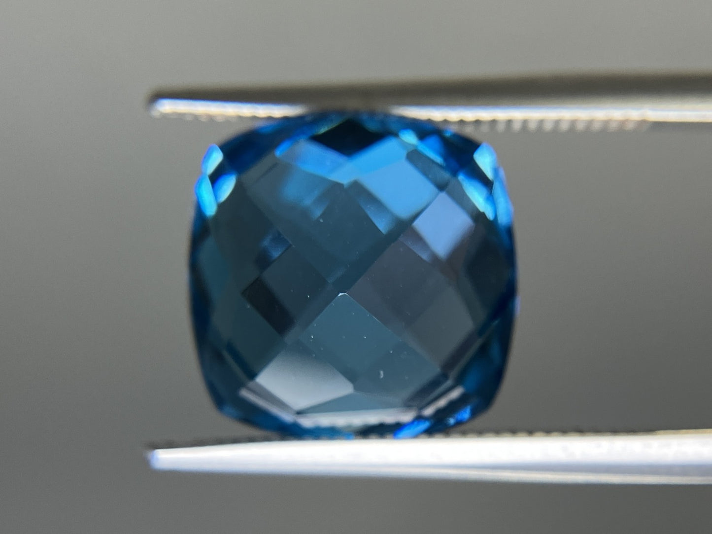 ロンドンブルートパーズ  天然  11.017ct  宝石鑑別書付き 12.26㎜×12.19㎜×8.87㎜   天然 ルース（ 裸石 ） 5724YY